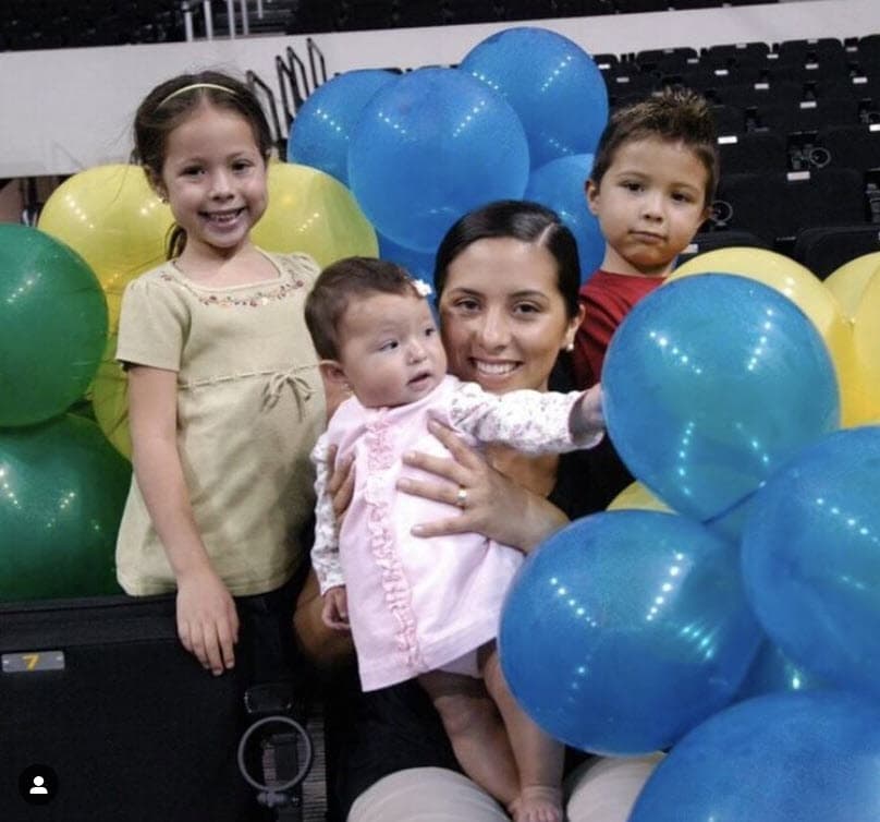 Se sabe poco de Aneliz Álvarez, aunque ella es parte del equipo de trabajo del cantante.
<br>