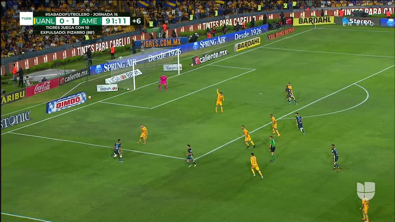 ¡GOOOL! Henry Martín anota para América.
