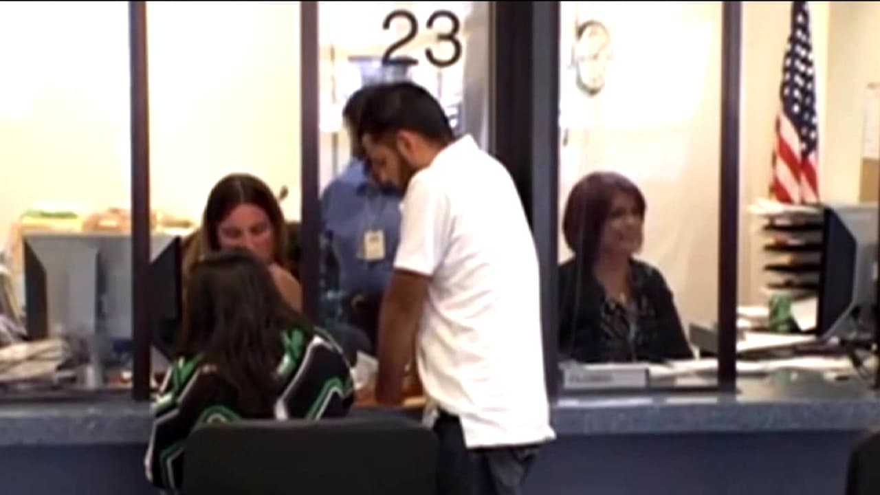 Nuevos filtros del FBI frenan trámites migratorios; USCIS pausa casos y aumenta retrasos