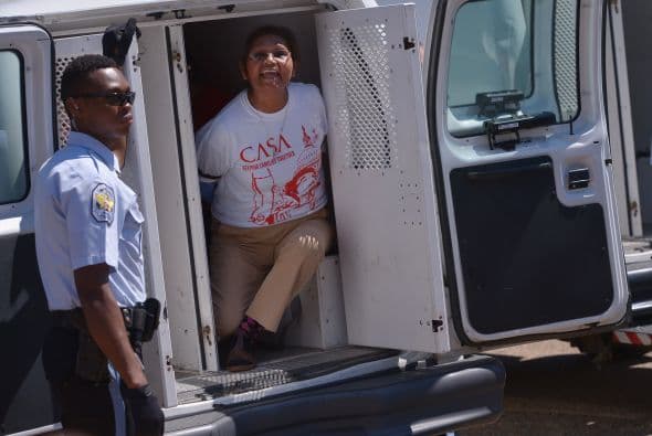 Los arrestados fueron conducidos a una estación de policía.