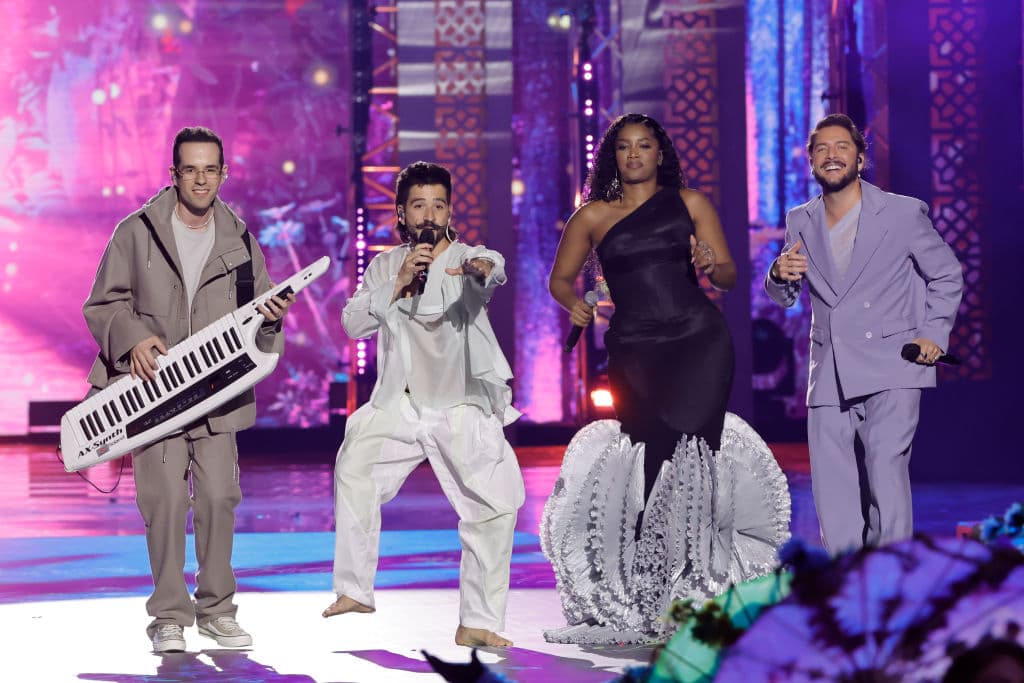 En los Latin GRAMMY 2023 el cantautor colombiano Camilo unió su voz a la del cantante español Manuel Carrasco y a la de la artista brasileña Iza, así como al talento del compositor Edgar Barrera, para interpretar “Pegao” y “Salitre”.