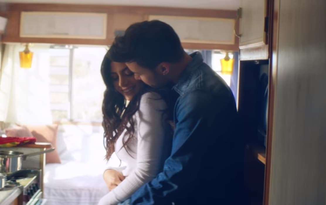 Besos, abrazos y caricias, son parte de este clip en el que demostraron que tienen muy buena química frente a las cámaras.