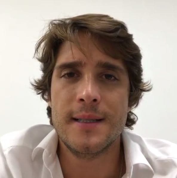 El actor y cantante Diego Boneta envió un mensaje de solidaridad a todos su seguidores de Houston, su "segunda casa". Más tarde, el actor publicó una foto en la que invitaba a sus seguidores a cooperar con la Cruz Roja, sin mencionar si él hizo su donativo.