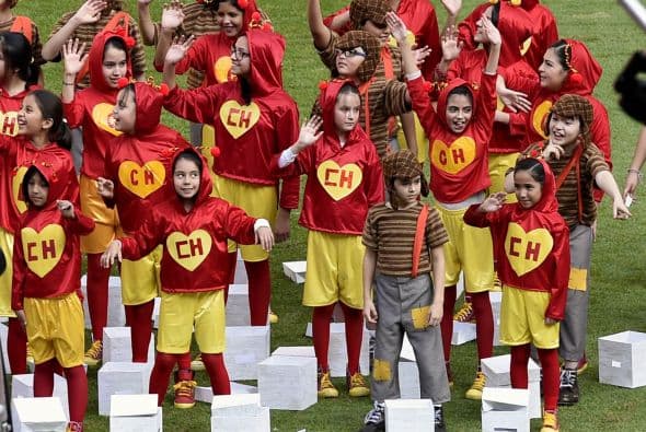 Cientos de Chavitos y Chapulines cantaron para él.