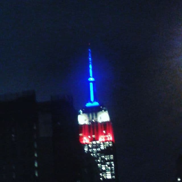 De acuerdo con fuentes policiales francesas, varios atacantes armados con fusiles de asalto realizaron al menos tres tiroteos en los distritos 10 y 11 de la ciudad, además de la explosión de bombas.