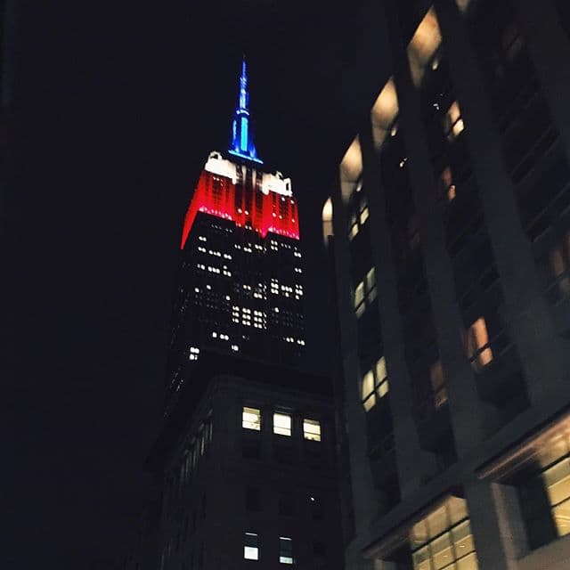 La Policía de Nueva York reveló en un comunicado estar en estrecho contacto con sus homólogos franceses y socios del FBI luego de los ataques ocurridos, esto con el fin de "ayudar a la policía de París en cualquier forma posible".