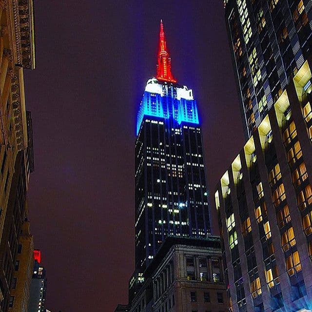 Con los colores de la bandera francesa recuerdan a las 153 víctimas mortales de los atentados.