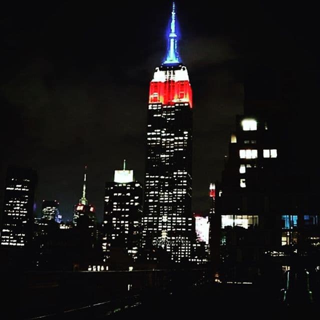 Los colores azul, blanco y rojo se pueden ver en la parte superior del Empire State Building.