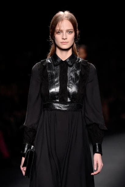 Valentino también optó por algunos detalles discretos de cuero en sus diseños.