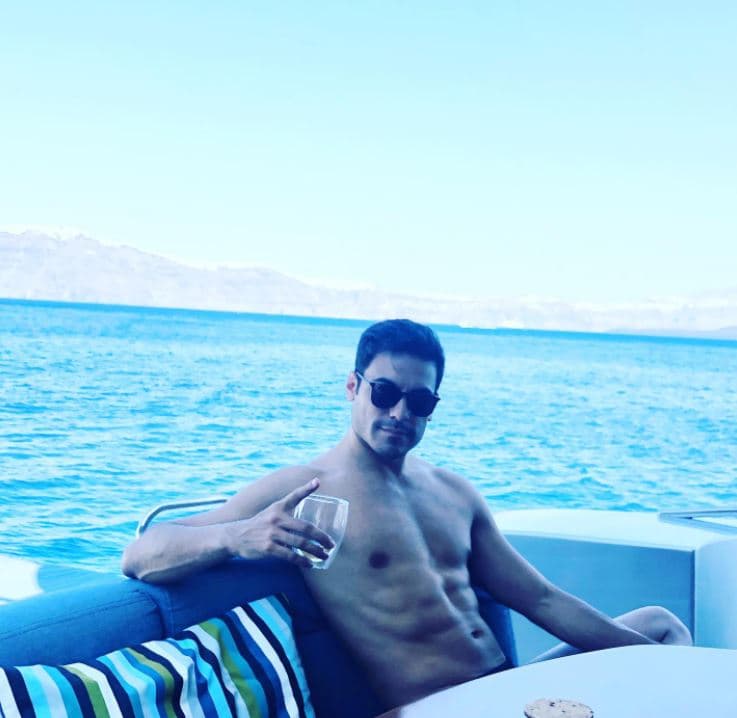 <b>#8 </b>
<br>Rivera ha tenido la oportunidad de visitar varios destinos de playa alrededor del mundo. ¿Qué tal esta captura de sus cincelados abs en Santorini, Grecia?