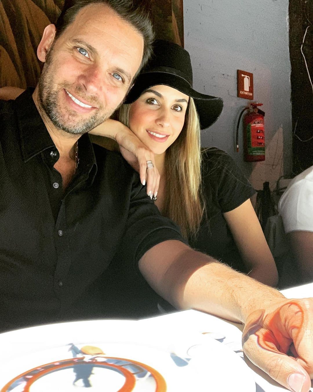 Por su parte, Pato se casó con la conductora Odalys García. A veces, hasta hacen reuniones en donde Grettell y Leo asisten como sus mejores amigos. ¡Cero rencores!