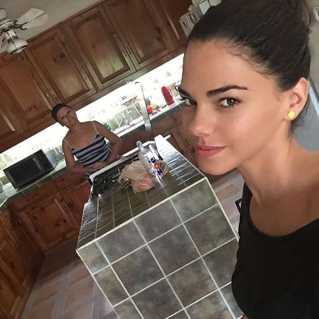 Con este 'look' tan natural la vimos como 'Fiorella Bianchi'.