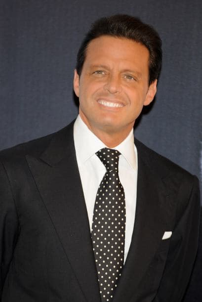 ¡Hoy en día, el cantante Luis Miguel es considerado uno de los artistas más atractivos gracias a su espectacular, grande y blanca sonrisa!
