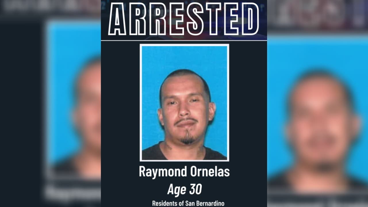En la escena, un testigo le dijo a la policía que el sospechoso, Raymond Ornelas, de 30 años, rompió la ventana de la habitación de su exnovia y se metió en su casa. Luego la atacó, golpeándola varias veces y arrastrándola por la casa tomándola del cabello, dijo el testigo a la policía.
<br>
<br>Luego, supuestamente, Ornelas sacó un arma de fuego y amenazó con matar a la víctima antes de huir de la escena con su hija de 2 años.