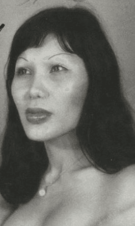 Lyn May comenzó su carrera en 1972, en los teatros de cabaret de la capital mexicana.