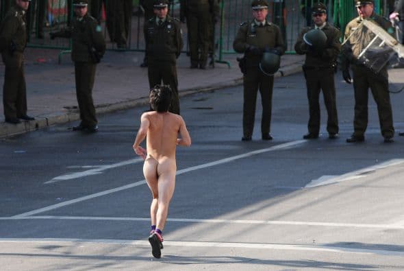 Precisamente el viernes, el ministro del Interior, Rodrigo Hinzpeter, validó el uso de estas bombas para disuadir protestas, luego de estimar que son inocuas, tres días después de haber suspendido su utilización por sus efectos nocivos para la salud, según dijo el martes.