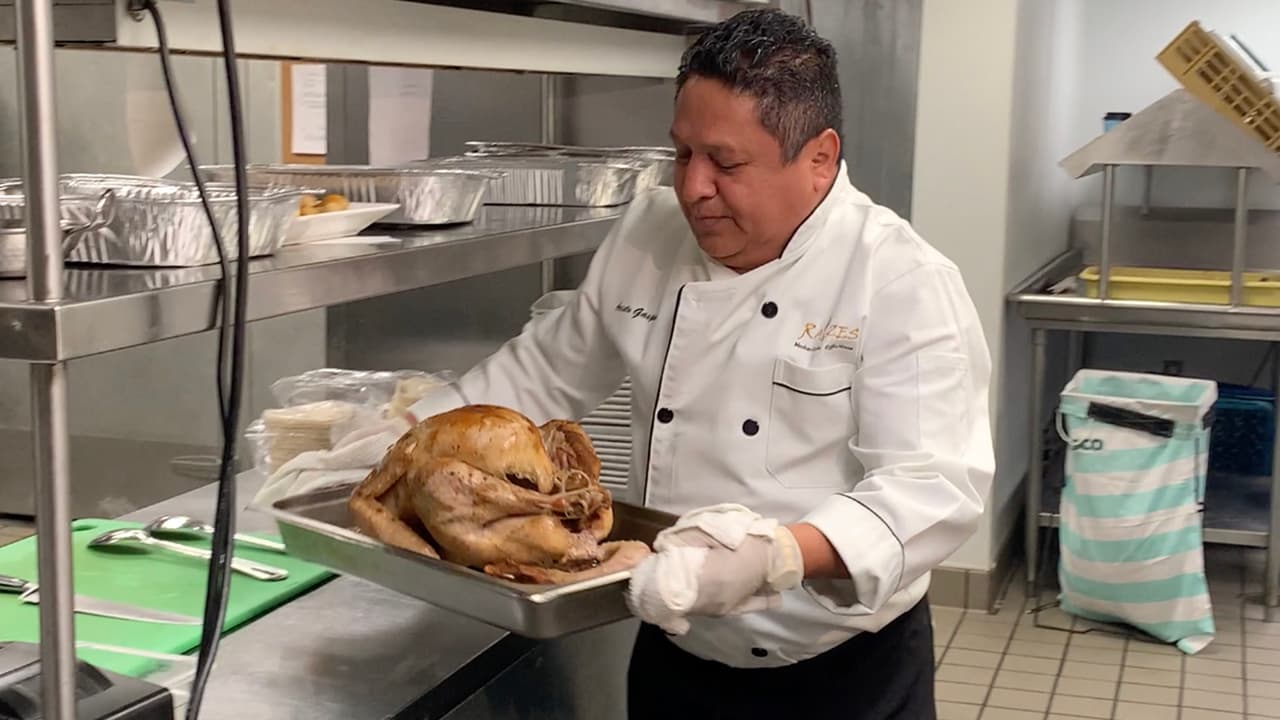 “Lo primero que tenemos que hacer es descongelar el pavo y ya que lo hayamos hecho lo ponemos en una charola o recipiente lo suficientemente grande para evitar que tenga contacto con otras áreas de la cocina y se contamine”, dijo Aristo Gaspar, reconocido chef del área de Houston.
