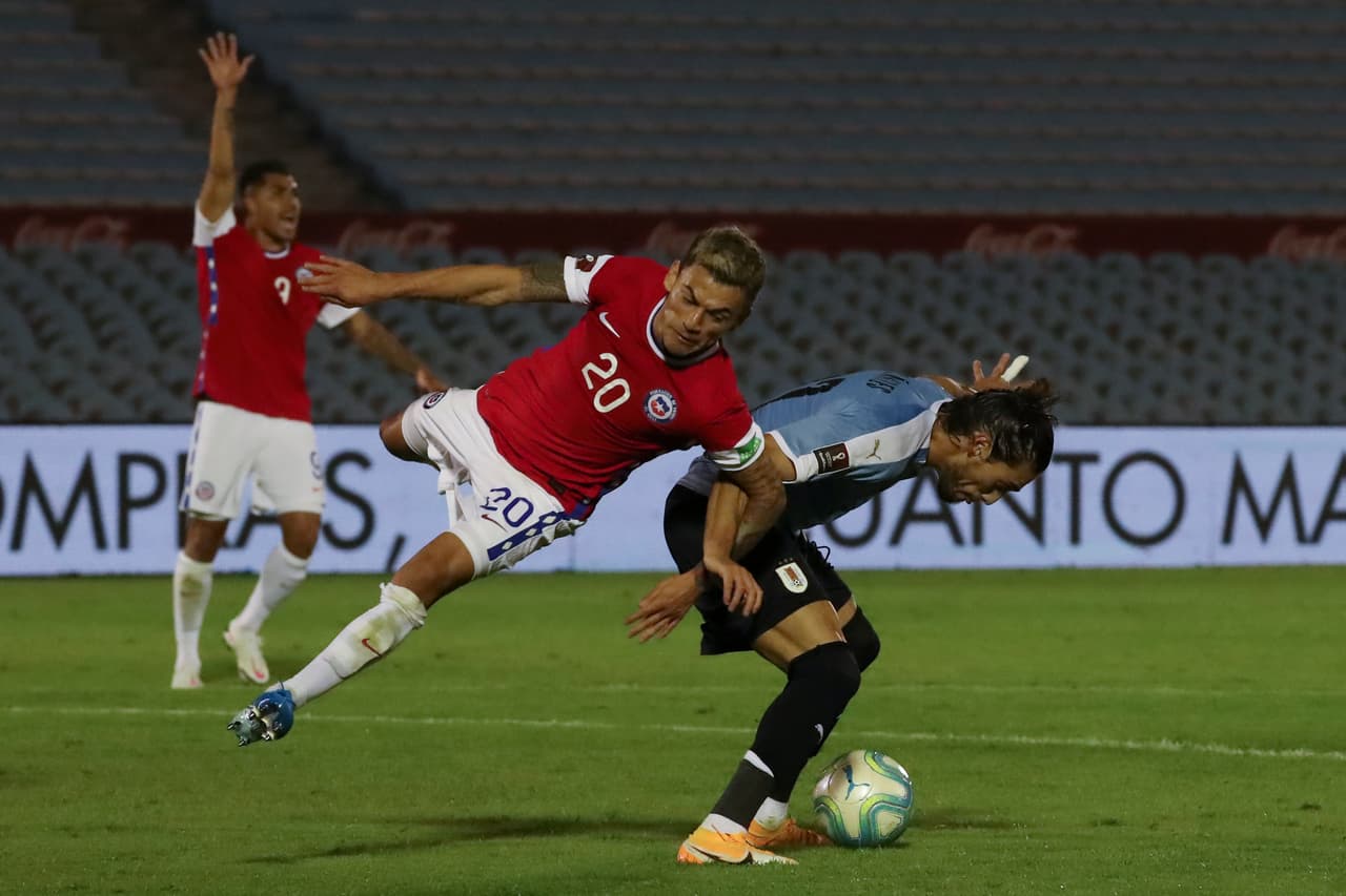 Chile es más peligroso en la recta final y los uruguayos sufren en su terreno de juego.