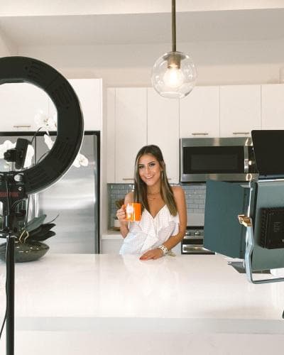 Entrevistas, historias y noticias son parte del día a día de Jessi, así como convivir con talentosos artistas del mundo del espectáculo.