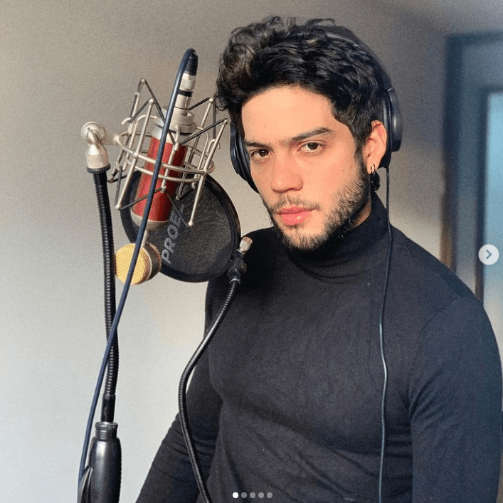 En su faceta musical, el intérprete se desarrolla como cantante del género urbano con temas como 'Te tuve' y 'Huracán'.