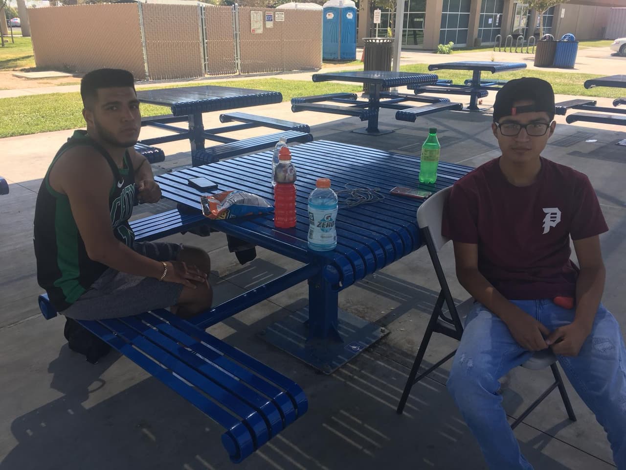 César Martínez y su familia debieron evacuar debido a que la casa vecina se incendió tras el terremoto.