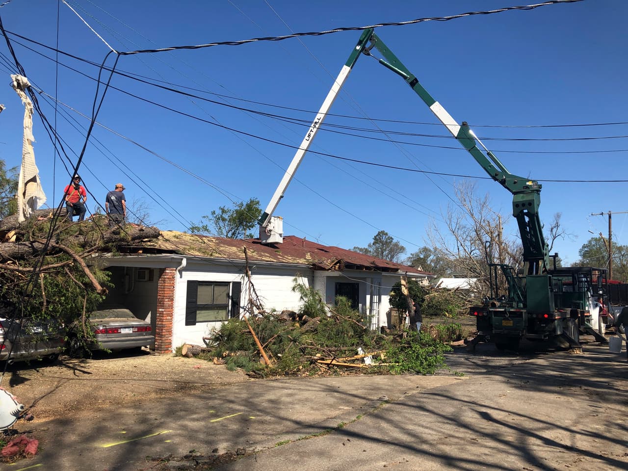 Desde muy temprano, en Wynne trabajaban con maquinaria para limpiar los árboles y las caídas en el tendido eléctrico.