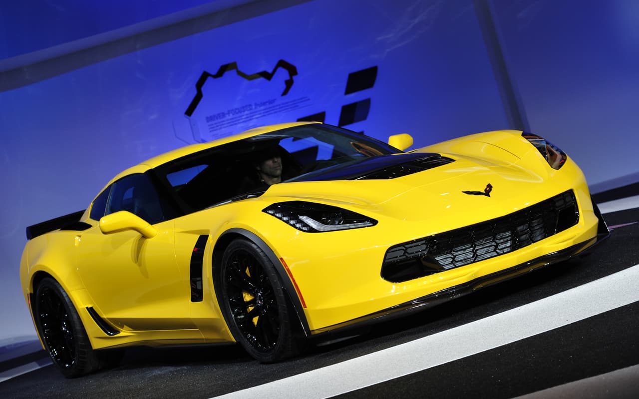 El Corvette Z06 lleva un motor V8 de 6.2 litros de 650 caballos, y misma cifra de libras-pie. Su precio rodea los 80,000 dólares.
