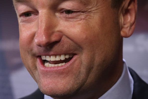 El Senador Dean Heller (R-NH), durante una conferencia de prensa en el Capitolio el 14 de enero, habla sobre las discusiones para renovar los beneficios del seguro de desempleo que vencieron en diciembre de 2013 por falta de un acuerdo bipartidista