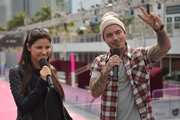 En la alfombra Maite Perroni y J Balvin están ensayando para que todo salga a la perfección.
