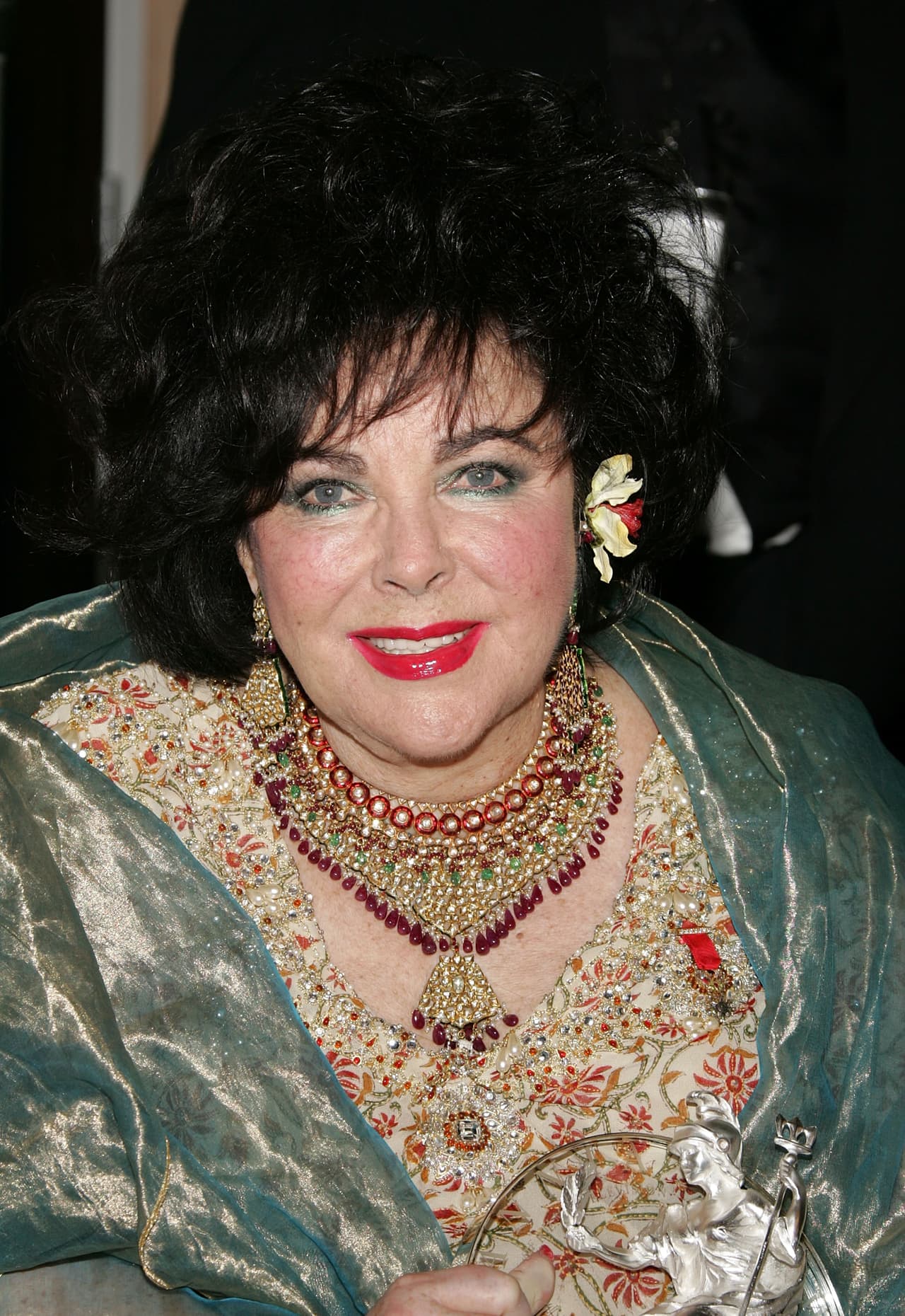 Antes de morir en 2011, la emblemática actriz Elizabeth Taylor tuvo varios encuentros cercanos a la muerte. A los 20 años y en pleno rodaje de una película, padeció una pulmonía con la que, incluso, tuvieron que practicarle una traqueotomía de urgencia.