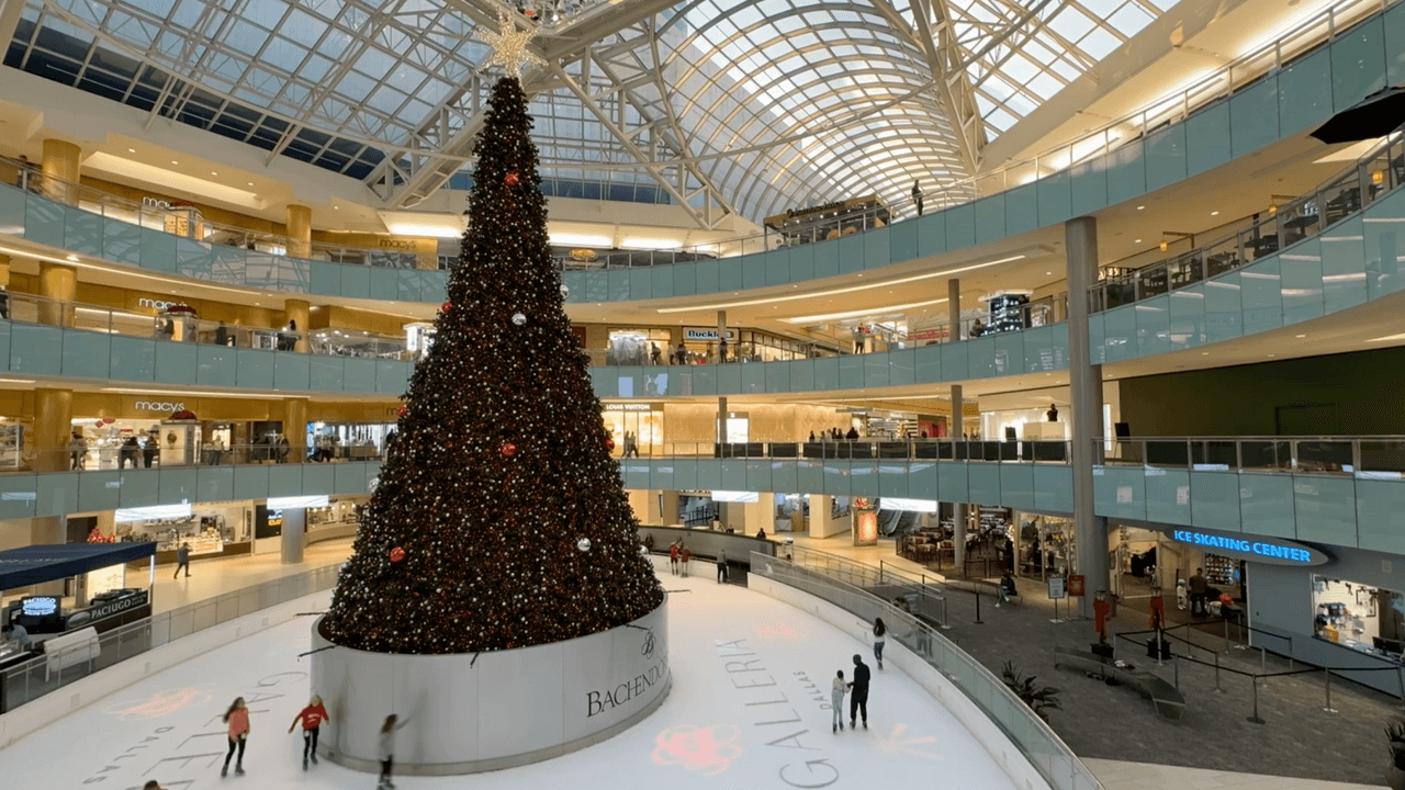 El famoso árbol de Navidad del Galleria Dallas se volvió a encender y cautivó a los visitantes del centro comercial.