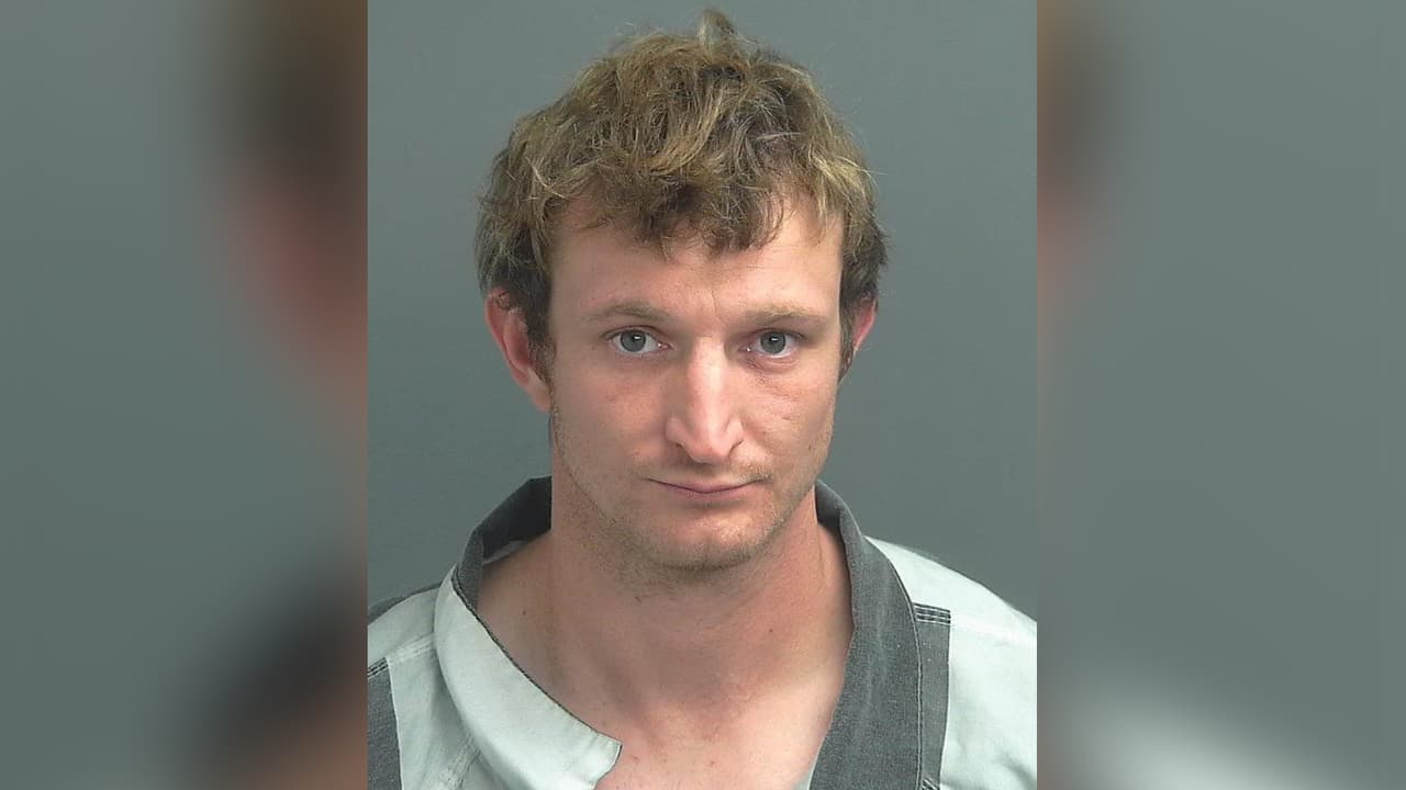 Garrett Douglas Crowson es buscado por las autoridades por robo agravado.