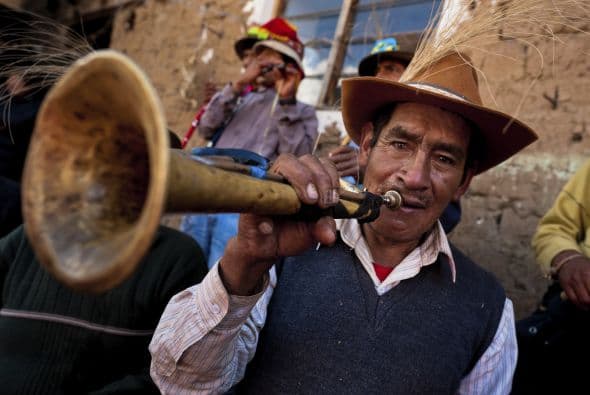 Incluso se le da de beber aguardiente, y el día de la fiesta.