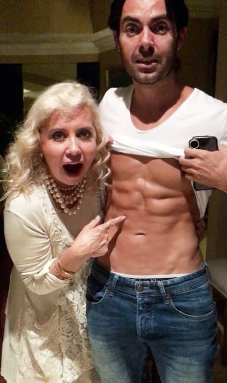 <b><a href="http://www.univision.com/temas/ernesto-dalessio">Ernesto D'alessio</a></b> es gran amigo de la productora. El galán de telenovelas cumple con los requisitos para interpretar a 
<b>Ernesto Alonso</b>.