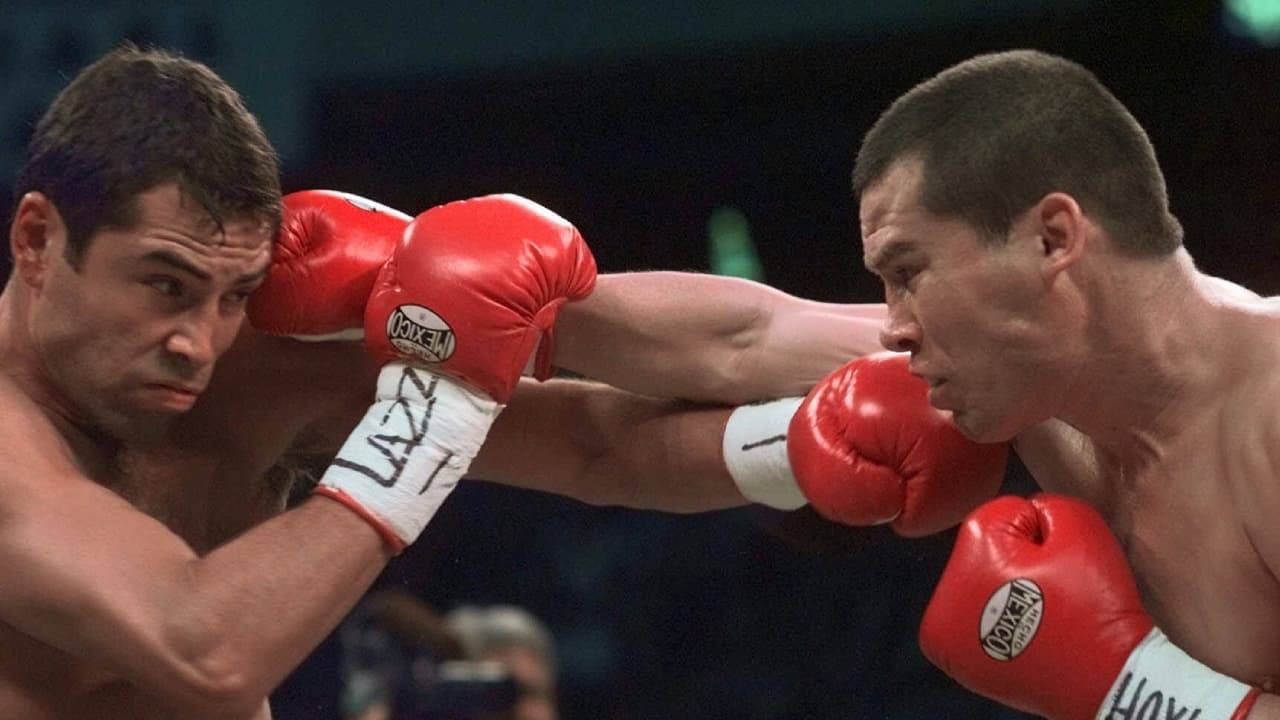 Julio César Chávez | A la opinión de muchos expertos, es uno de los cinco mejores boxeadores mexicanos de todos los tiempos. El oriundo de Ciudad Obregón, terminó su carrera con 107 victorias (88 KO’s), dos empates y seis derrotas. Por si fuera poco, el dueño del mortal gancho al hígado conquistó tres divisiones.