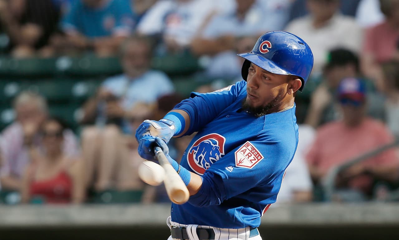 Cristhian Adames en una de las postales con las que sueña cada bateador: darle con la nariz del bat a la esférica y hacerlo sonar. Esto en el duelo entre los Chicago Cubs y los Kansas City Royals.