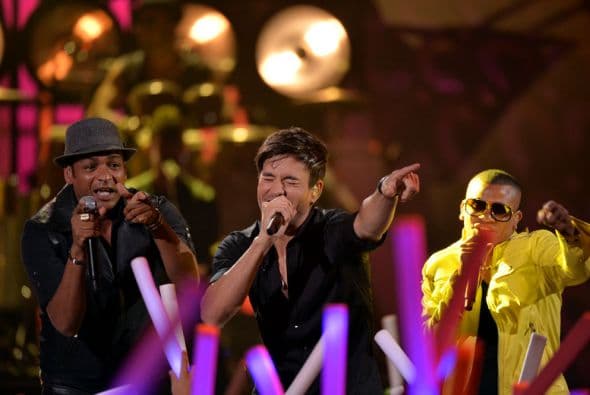 Para este número, el español estuvo acompañado por Descemer Bueno y Gente de Zona.