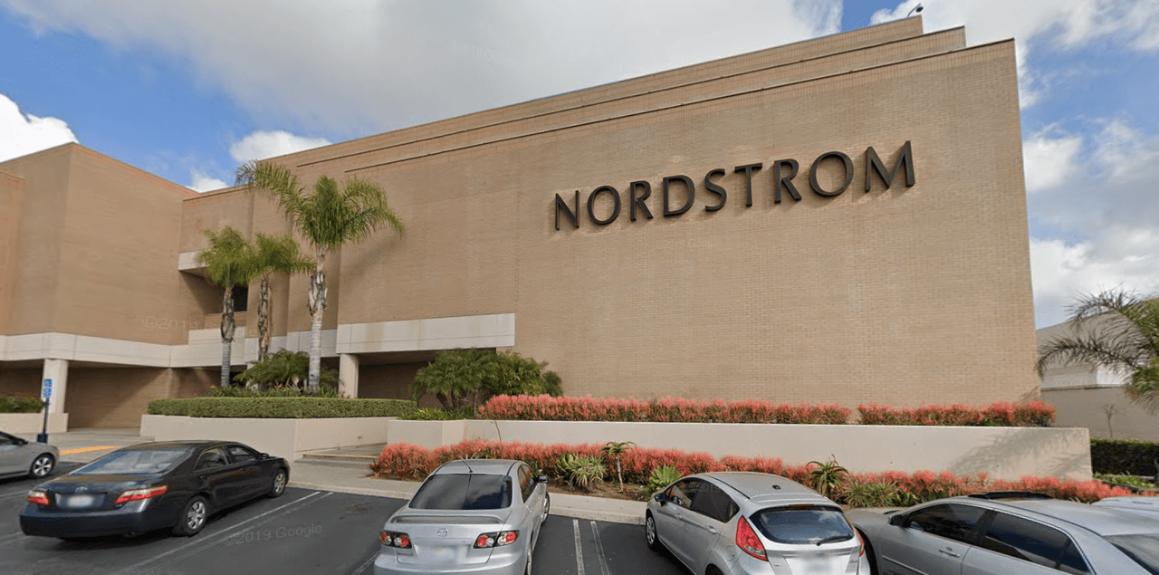 Nordstrom Montclair: Localizado en el número 5015 N. Montclair Plaza Lane.
<br>