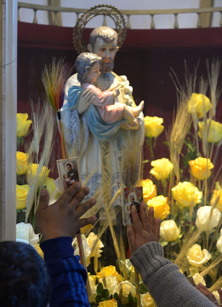 Regresó a su pueblo natal tras la muerte de su madre y fundó allí un hospital para gente incurable, demostrando una vez más su activa caridad. Dice el cuento que cuando se quedaron sin fondos para seguir manteniendo el lugar, con sueldo de los doctores y las medicinas para ciudar a los enfermos, que Cayetano vendió el último bien que tenía: su biblioteca.