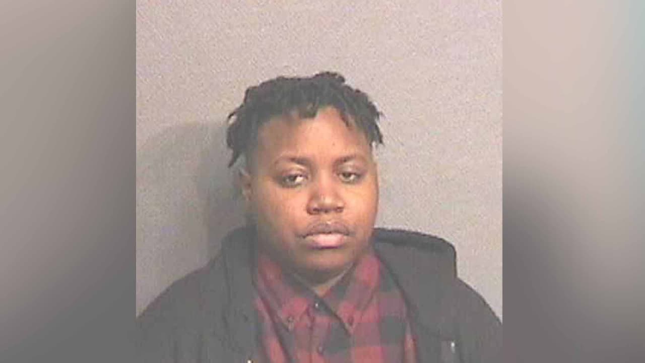 Christina Idell Smith. Las autoridades la buscan por agresión contra un miembro de la familia e interferir con una solicitud de emergencia.