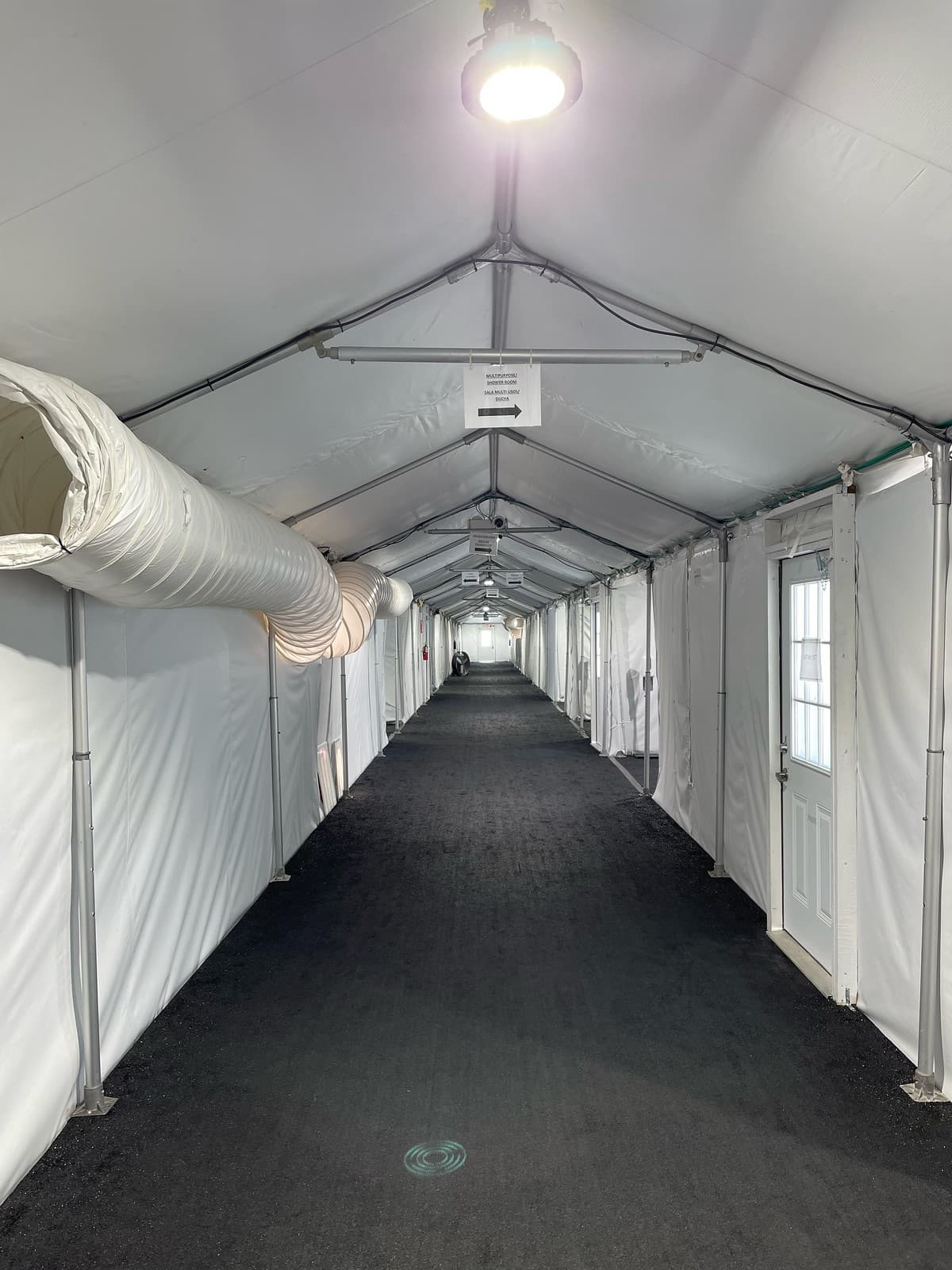 El propósito principal de la instalación es procesar de manera rápida a las personas bajo la custodia de las autoridades fronterizas.