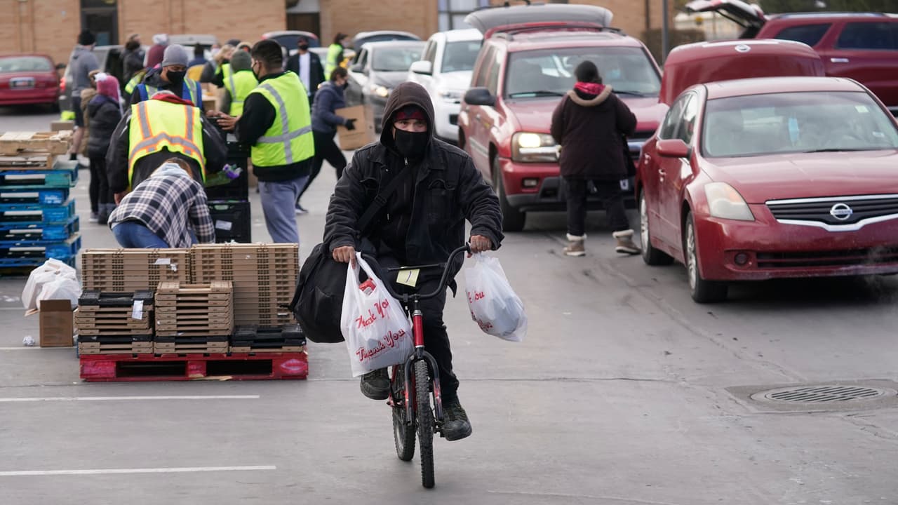 "Muchas familias ya vivían al día desde antes de la pandemia y muchos ya experimentaban inseguridad alimenticia", comentó Fitzgerald, de Feeding America. "Ahora, la situación es más extrema, porque hay más hambre. Madres que se saltan comidas con tal de alimentar a su familia".
<br>