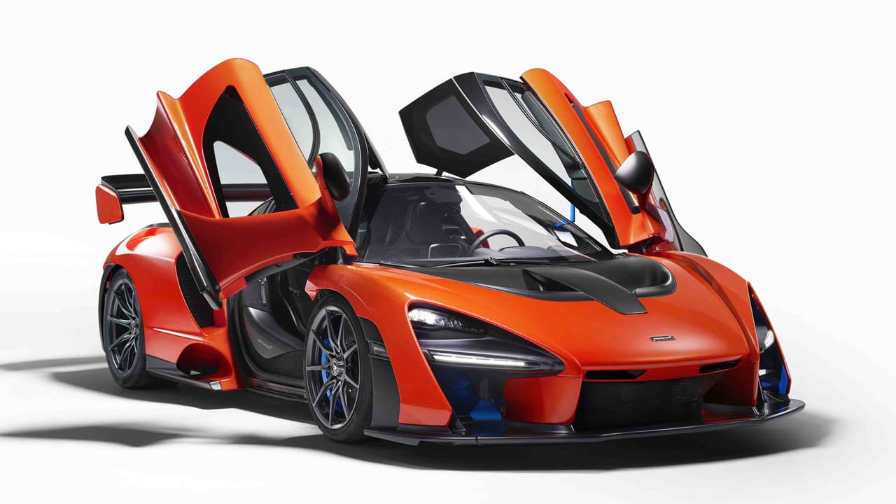 <b>¿Qué tiene de especial el McLaren Senna?</b> Este fue desarrollado para rendir homenaje al fallecido y legendario piloto brasilero de Fórmula Uno:
<b>Ayrton Senna da Silva</b>. Este cuenta con un motor V8 twin-turbo de 4.0 litros capaz de producir hasta 789hp y 590 lb-pie de torque.