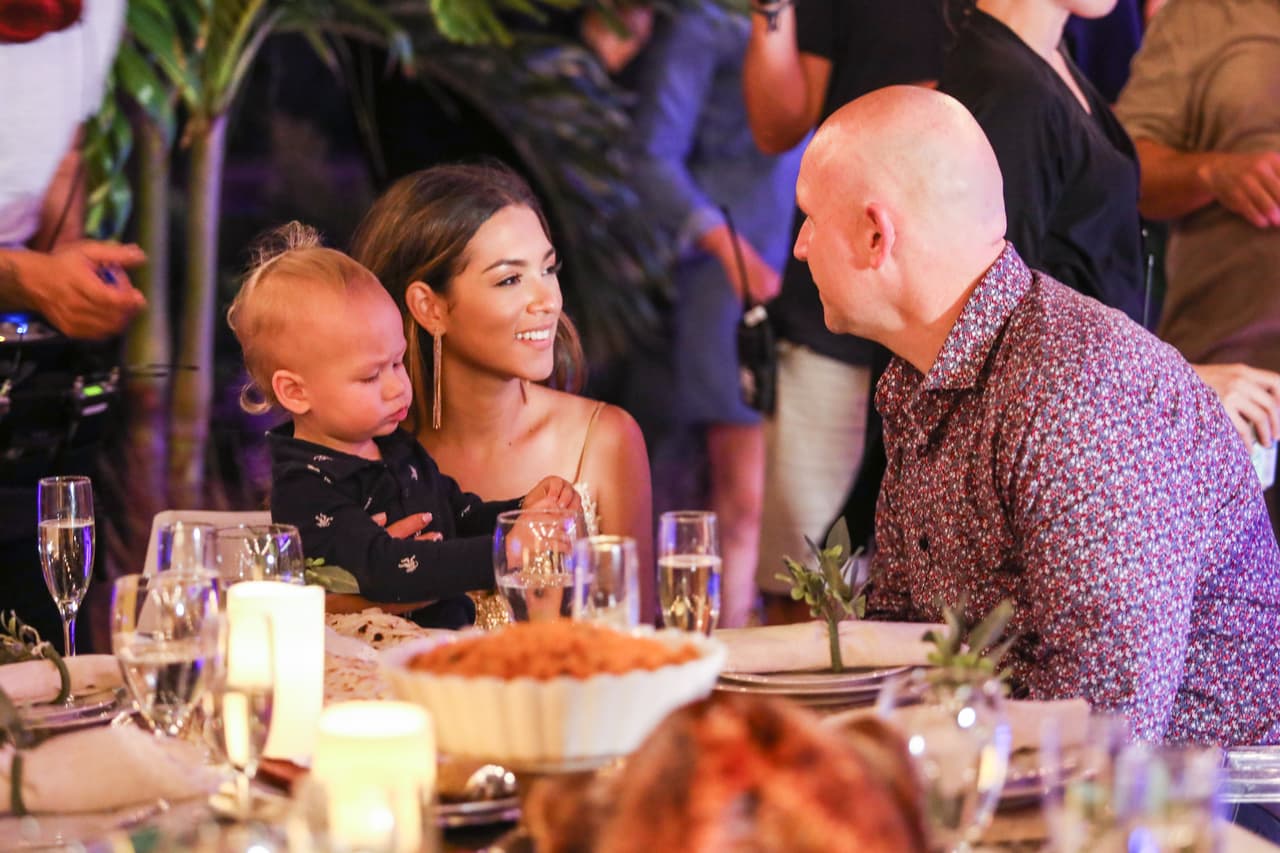 El esposo y el bebé de Yaritza la acompañaron en la cena de acción de gracias que organizó Nuestra Belleza Latina.