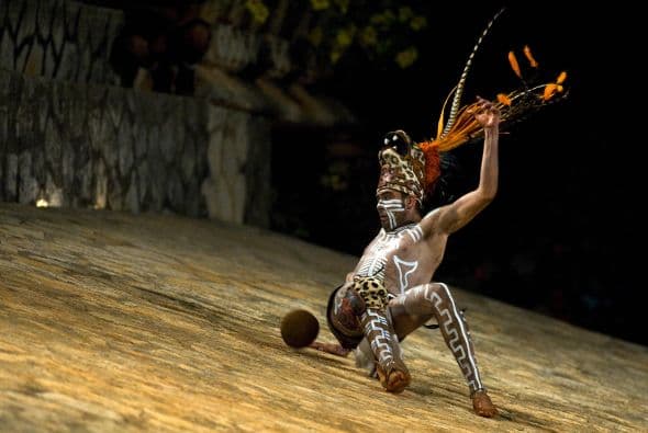 Divididos en dos equipos, su objetivo es meter la pelota por un aro elevado usando los antebrazos, caderas y rodillas.