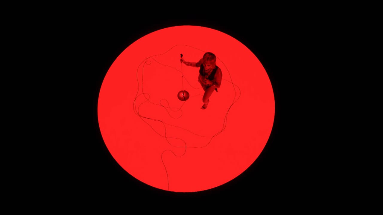 <b><a href="https://www.univision.com/famosos/miley-cyrus-dice-que-su-divorcio-de-liam-hemsworth-fue-la-muerte-y-describe-al-hombre-ideal-tras-ruptura-de-cody-simpson-fotos" target="_blank">Miley Cyrus</a> </b>también actuó durante la gala y apareció con la bola gigante de
<b> <a href="https://www.youtube.com/watch?v=My2FRPA3Gf8" target="_blank">'Wrecking ball'. </a></b>
<br>