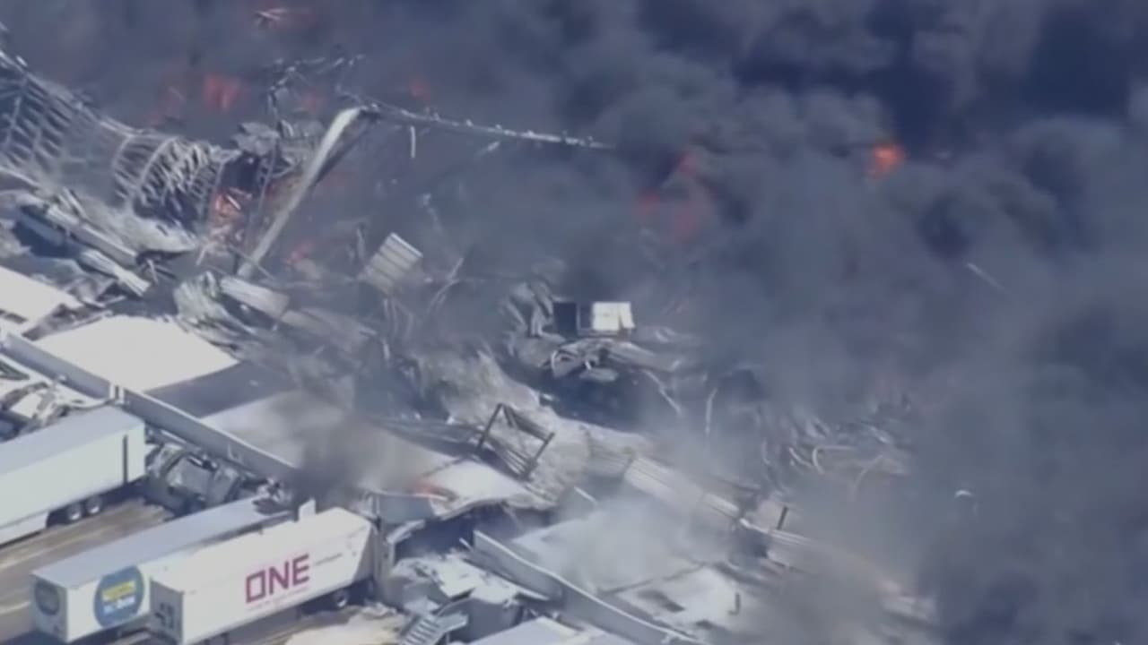 Incendio masivo consume centro de distribución en Tracy; evacúan bodegas cercanas y no hay heridos