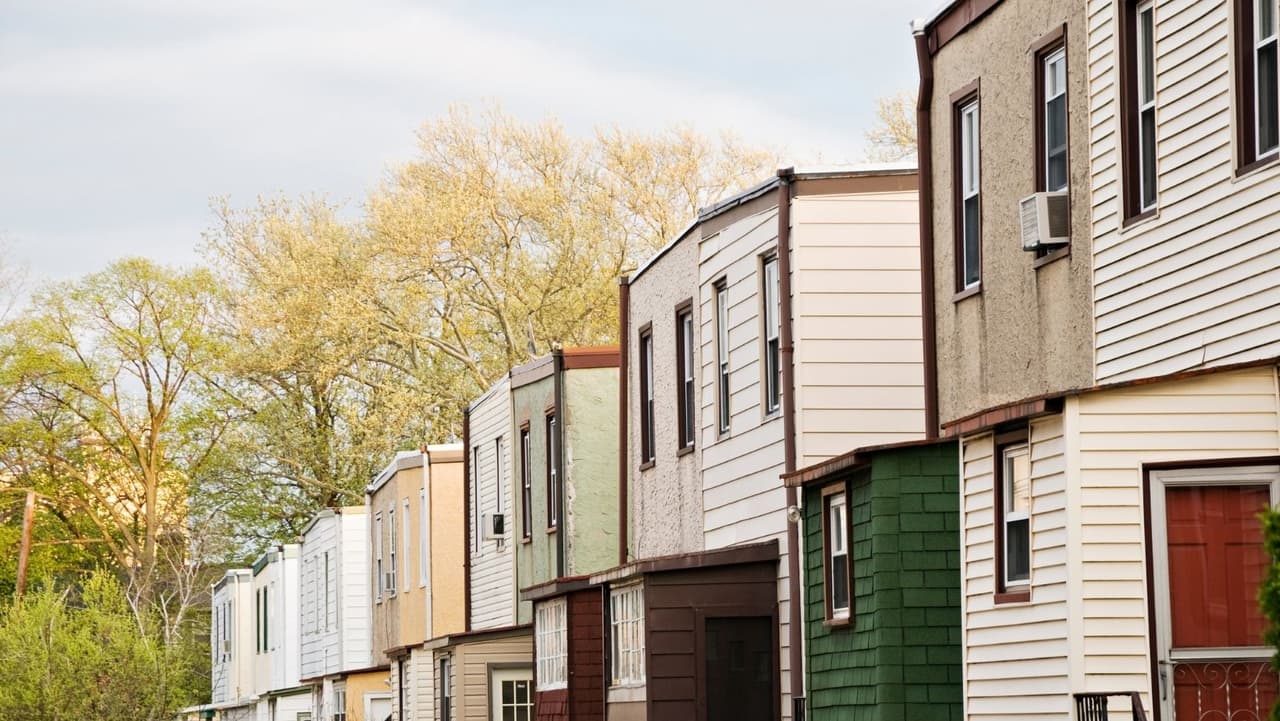 La 
<b>vivienda pública</b> o 
<b>subvencionada</b> es vivienda que es 
<b>propiedad del gobierno</b> y la administra o paga. Existen diferentes tipos de viviendas protegidas, entre ellas:
<br>
<br>· Vale de Elección de Vivienda (anteriormente Sección 8) 
<br>· Vivienda basada en proyectos
<br>· Vivienda de bajos ingresos 
<br>· Vivienda de crédito fiscal
<br>· Vivienda pública
<br>