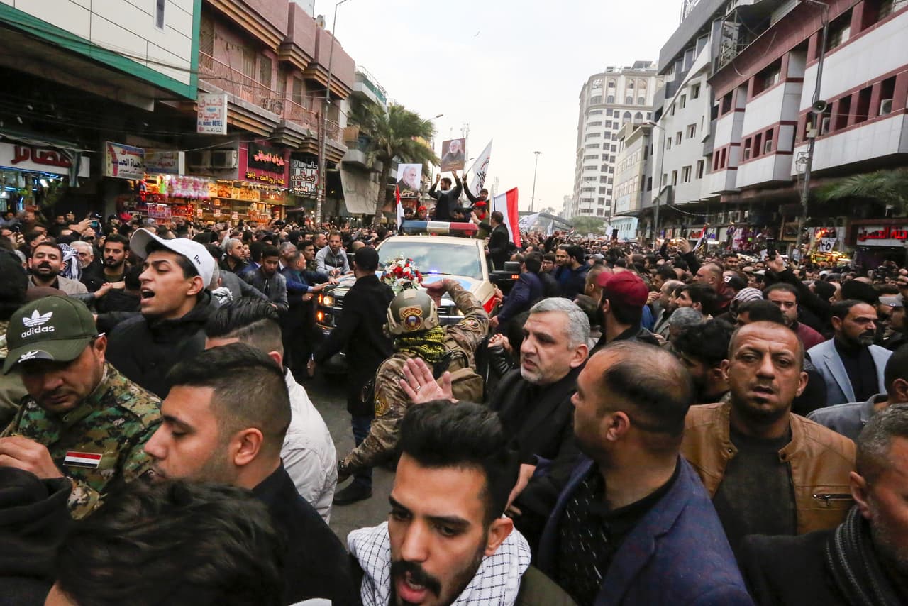Este sábado, miles de personas gritaban "¡Muerte a Estados Unidos!" en el barrio chiita de Kazimiya, en Bagdad, cuando acompañaban los féretros del general Soleimani y del líder miliciano iraquí Hashd Al Shaabi, considerado el hombre de Irán en el vecino país.