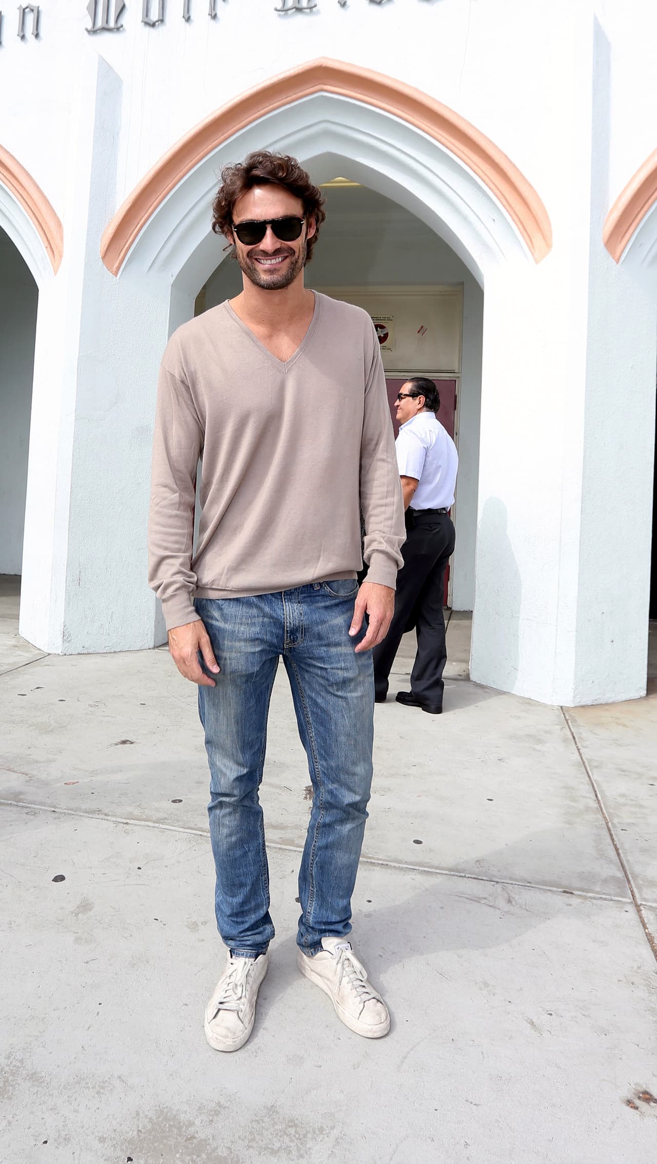 Se considera divertido, cariñoso, detallista y muy perfeccionista.